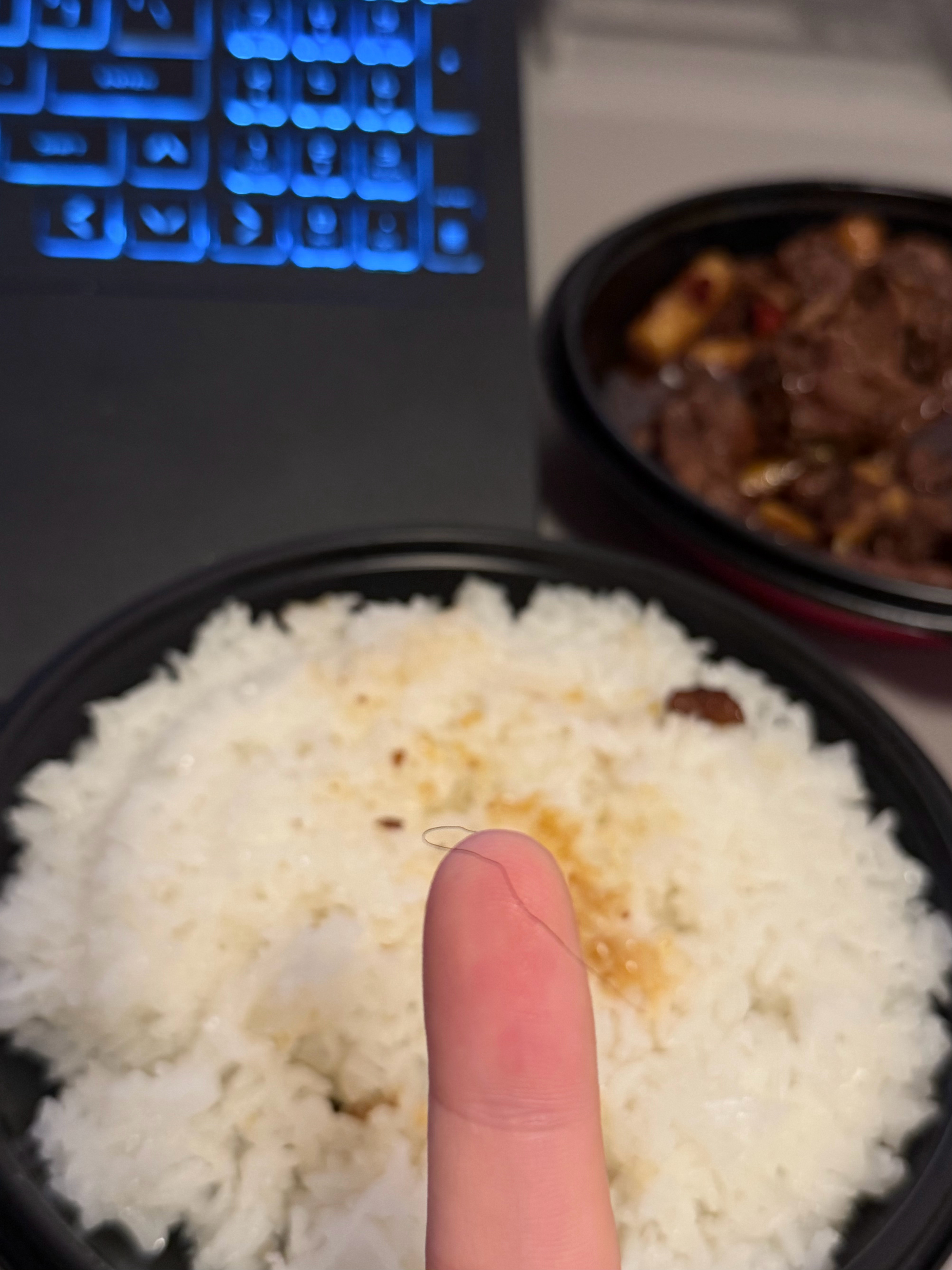 别他妈吓我行不还是个卷毛。 