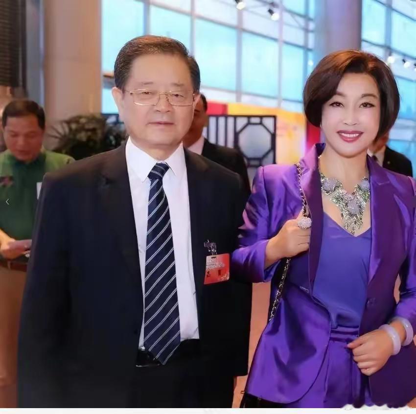 真的是钱气养人#刘晓庆今天74岁了#王晓玉是刘晓庆的第四任丈夫，两人于2013年