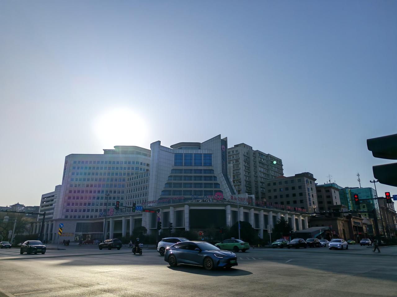 昨天在大差市十字看到一个很气派的楼，看上面挂着新长安妇产医院的牌子，以及西北大学