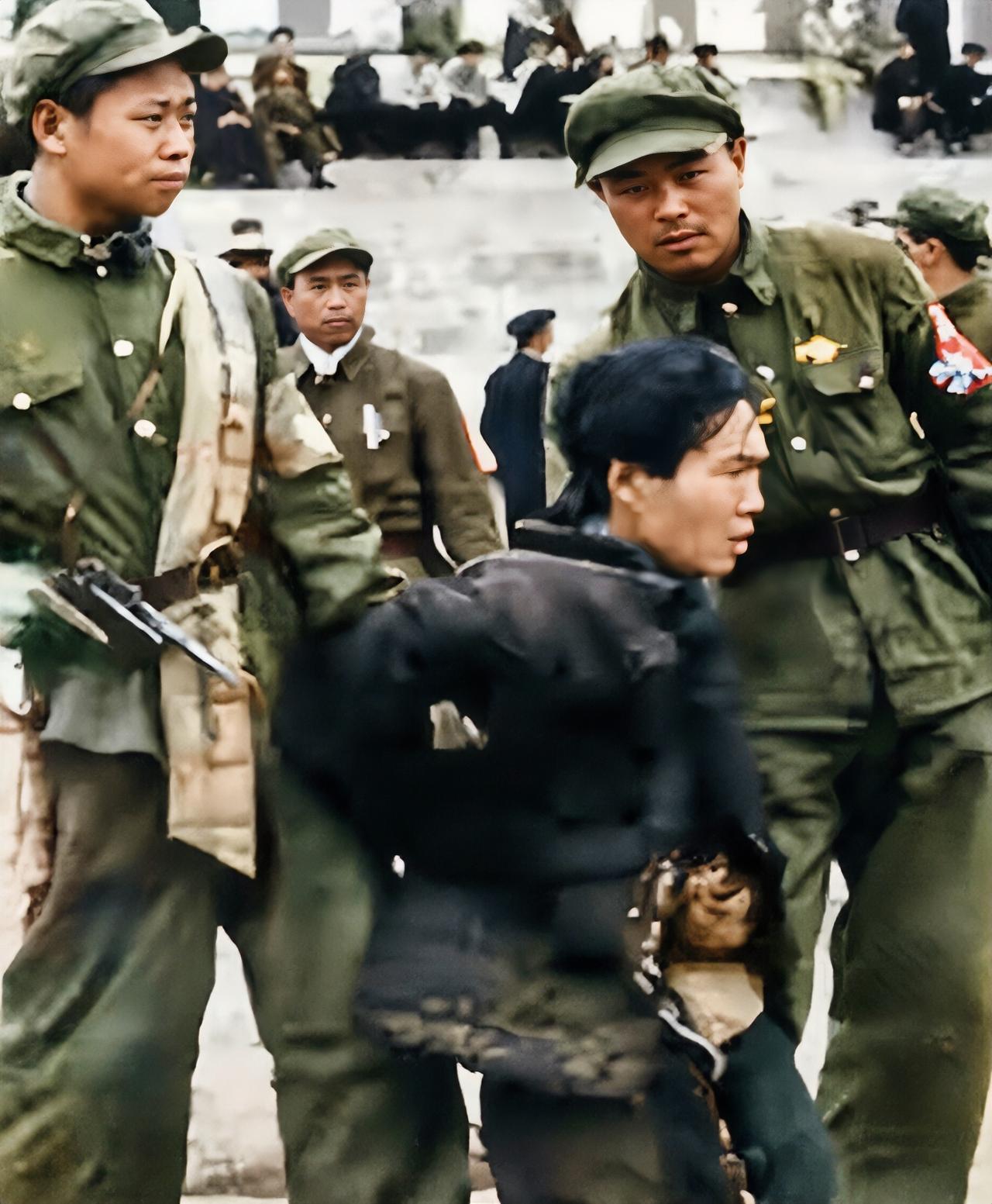 1951年，戴笠的儿子戴善武被五花大绑，跪在地上，即将被执行死刑。