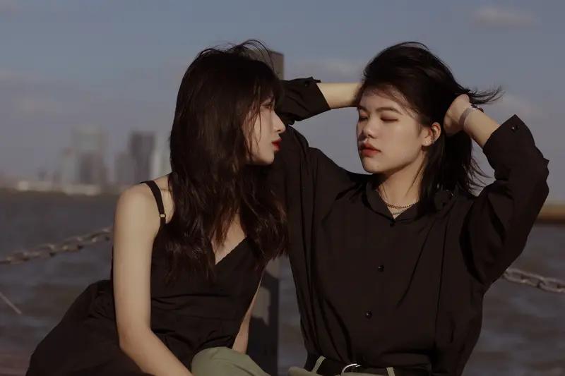 收下吧。或许白事真有讲究，或许这是同学对你的谢意！总之，这是情谊的表达，不收反倒