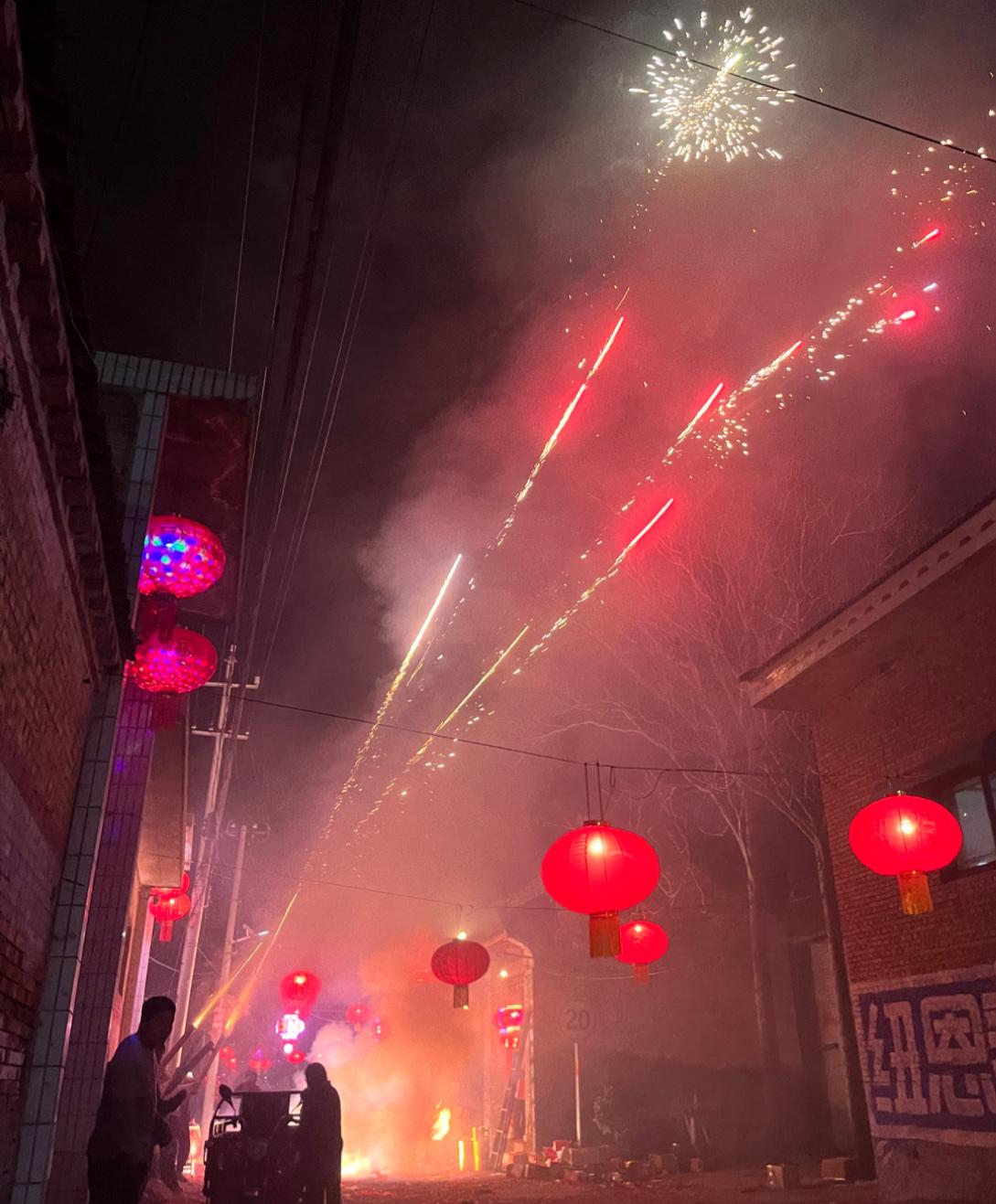 最后的年味，正月十五元宵节夜晚，农村古庙前的烟花狂欢，寂静的夜空被渲染出绚丽多彩