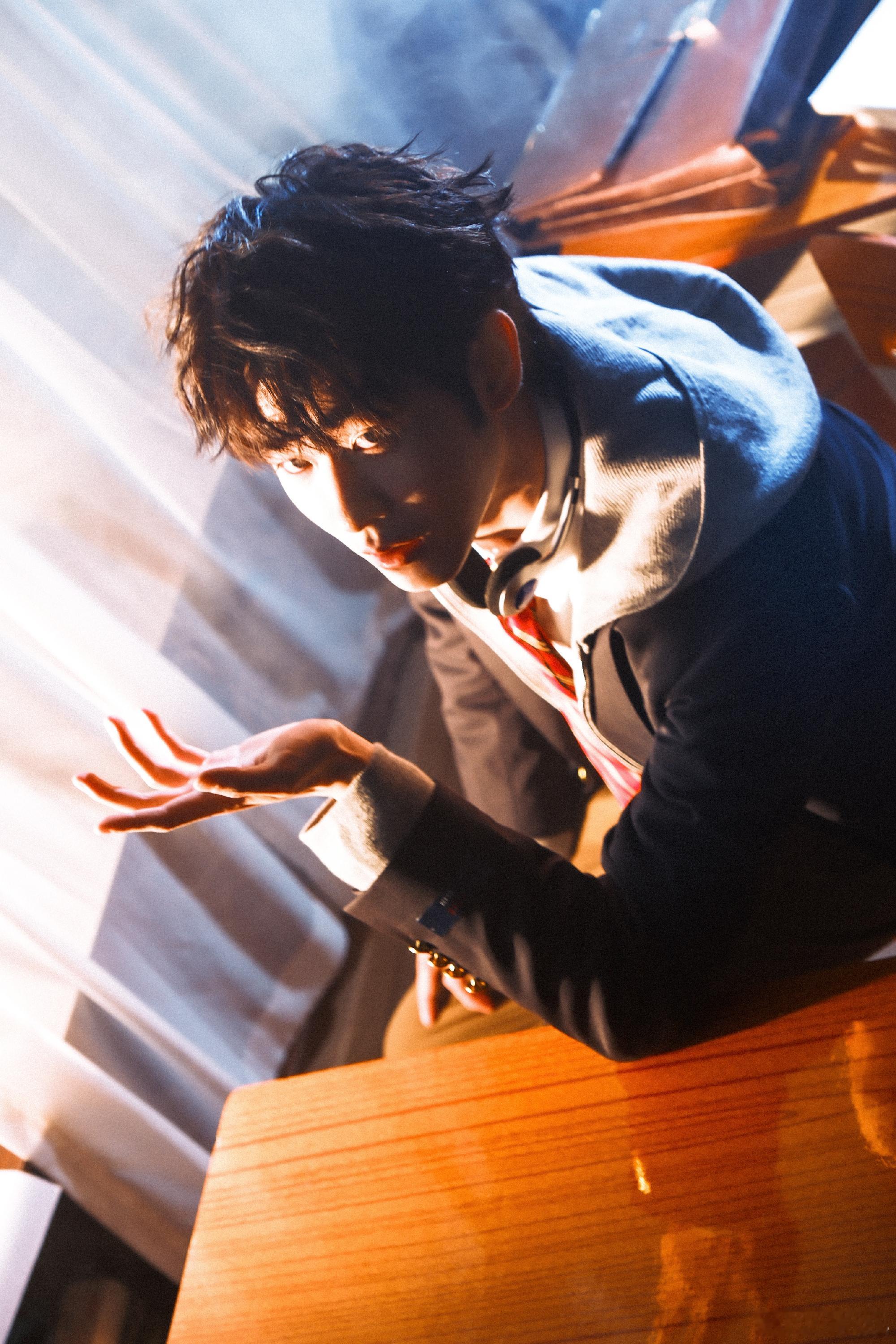 田嘉瑞精神状态一阵一阵的 田嘉瑞这生日写真精神状态也太绝了，上一秒是黑板前推公式