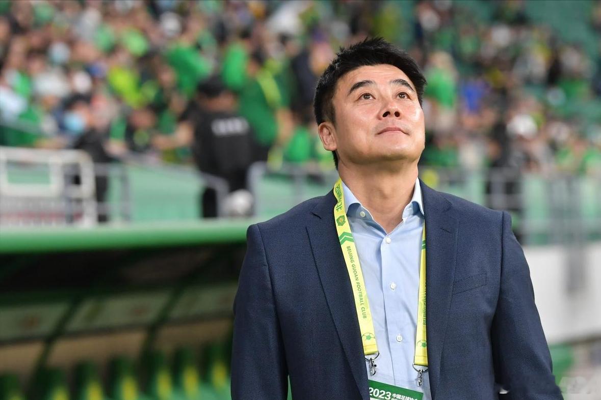 第三批禁足名单中，名气最大的是前国脚李明，涉及在北京国安任职期间的事情。之前的处