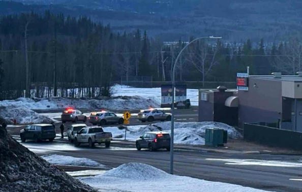 据CBC，加拿大BC省东北部偏远社区的坦布勒里奇中学发生枪击案。共有10人死亡。