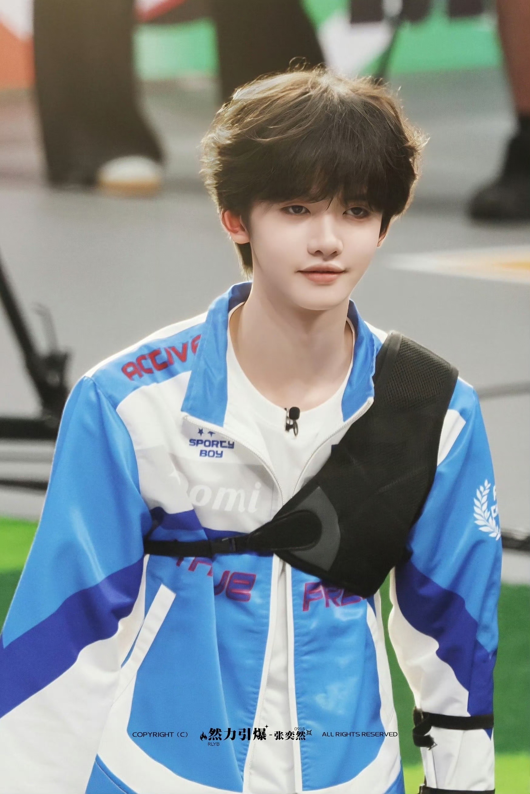 张奕然运动会赛场射箭限定张奕然蓝队服造型利落有型遥遥相望也不忘温柔回应粉丝内敛宠