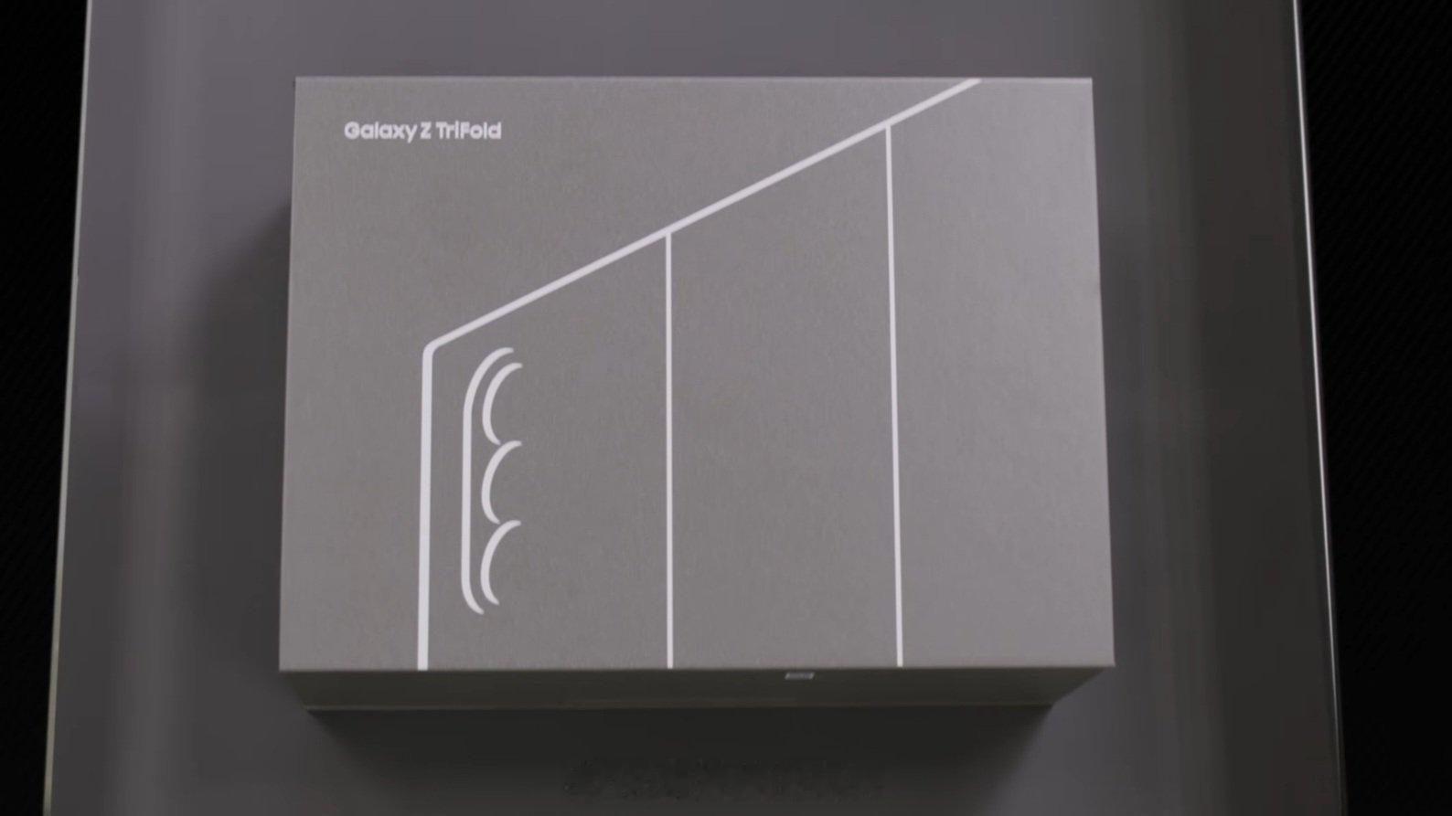 三星首款三折叠手机发布Galaxy Z TriFold采用了与华为不用的三折叠设