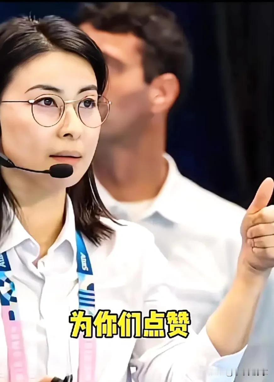 #记录我的2024#郭晶晶 任跳水裁判长，当中国金牌到手，竖起大拇指为两位姑娘点