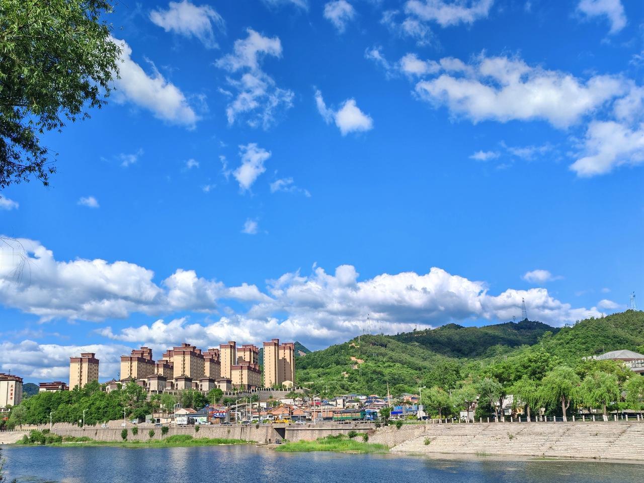家人们，来看看我随手拍的美景！
镜头里的蓝天白云，像被水洗过一样澄澈，云朵软绵绵