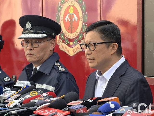 香港保安局局长邓炳强表示，初步化验结果显示，起火的宏福苑棚架围网达到阻燃要求，但