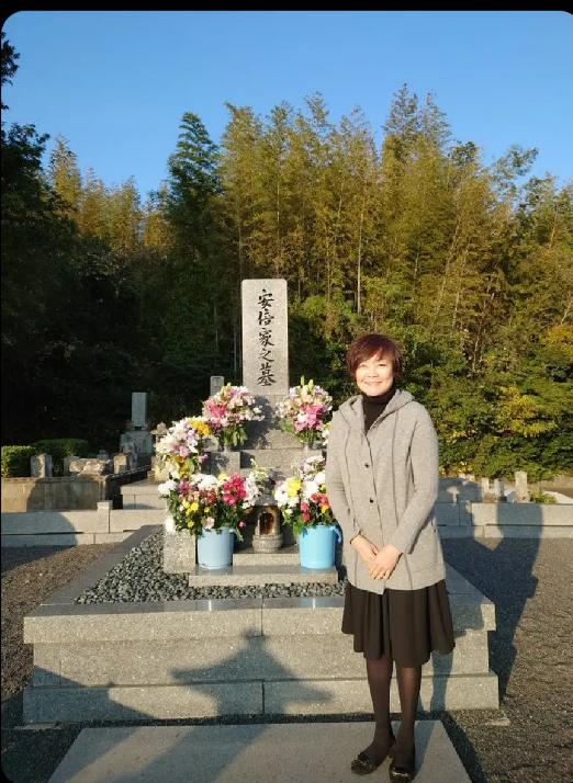 安倍晋三离世后，他老婆安倍昭惠拿着抚恤金开启 “环球旅行模式”。
嘴上喊着 “公