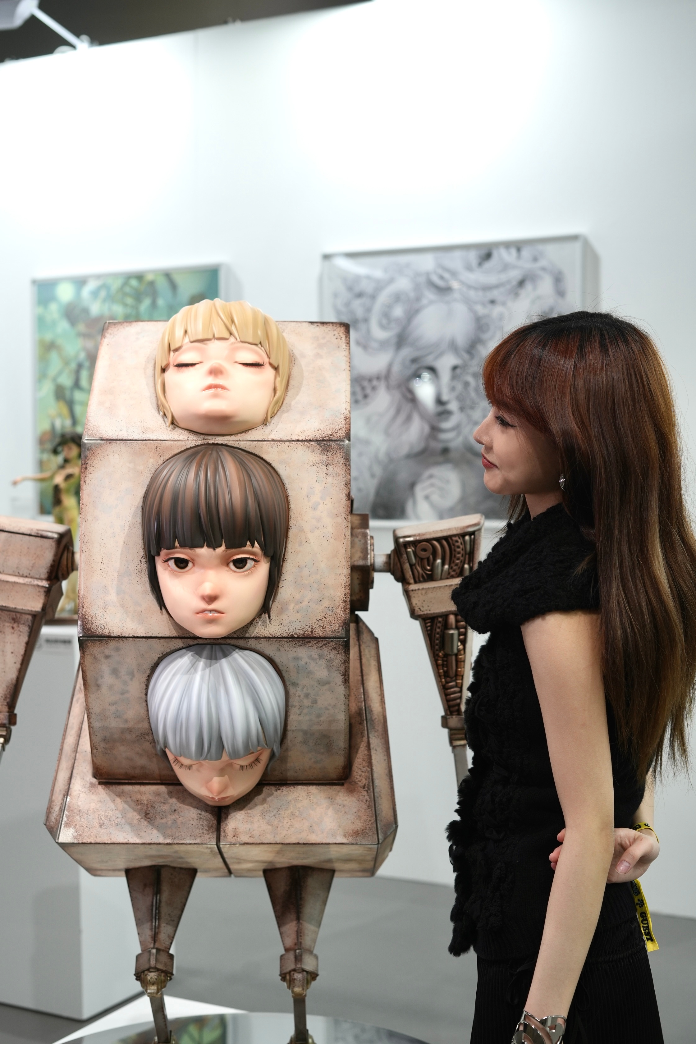 #陈嫣冉[超话]# 新锐艺术家陈嫣冉在ComplexCon香港上展出的雕塑作品《