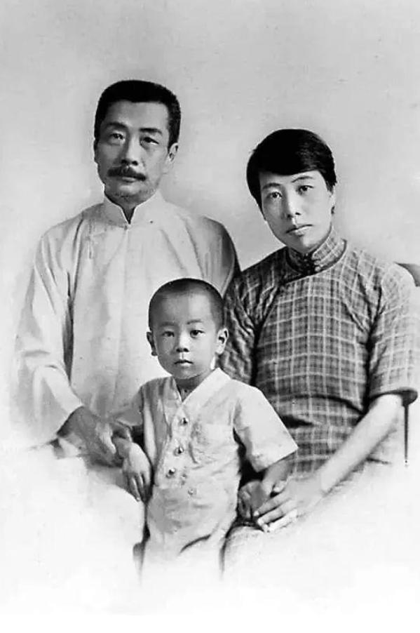 1929年，鲁迅避孕失败，儿子出生了。一直想丁克的他，看到儿子第一眼，忍不住撇嘴