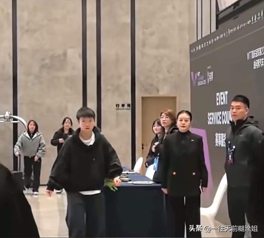 孙颖莎抵达重庆首训又犯小迷糊，工作人员指路“挽救”才走向“正道”[捂脸][捂脸]