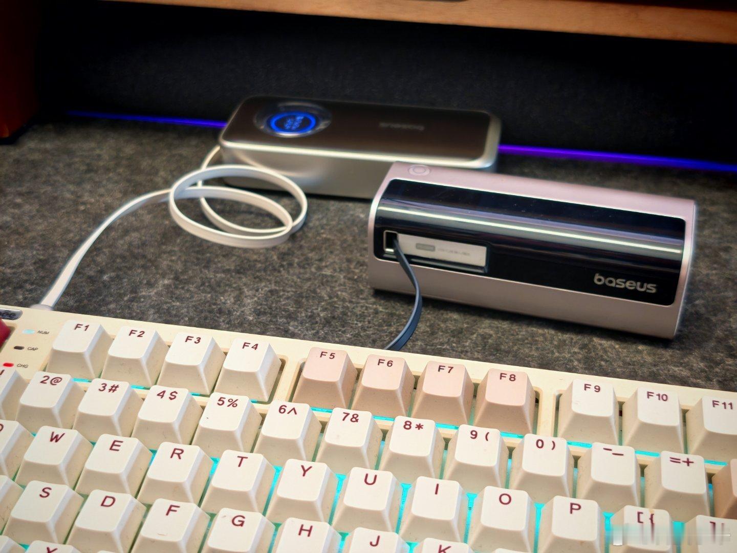 无线键盘，变成有线的了。估计是电池不耐用了，必须要连着移动电源。不插电，一会儿就