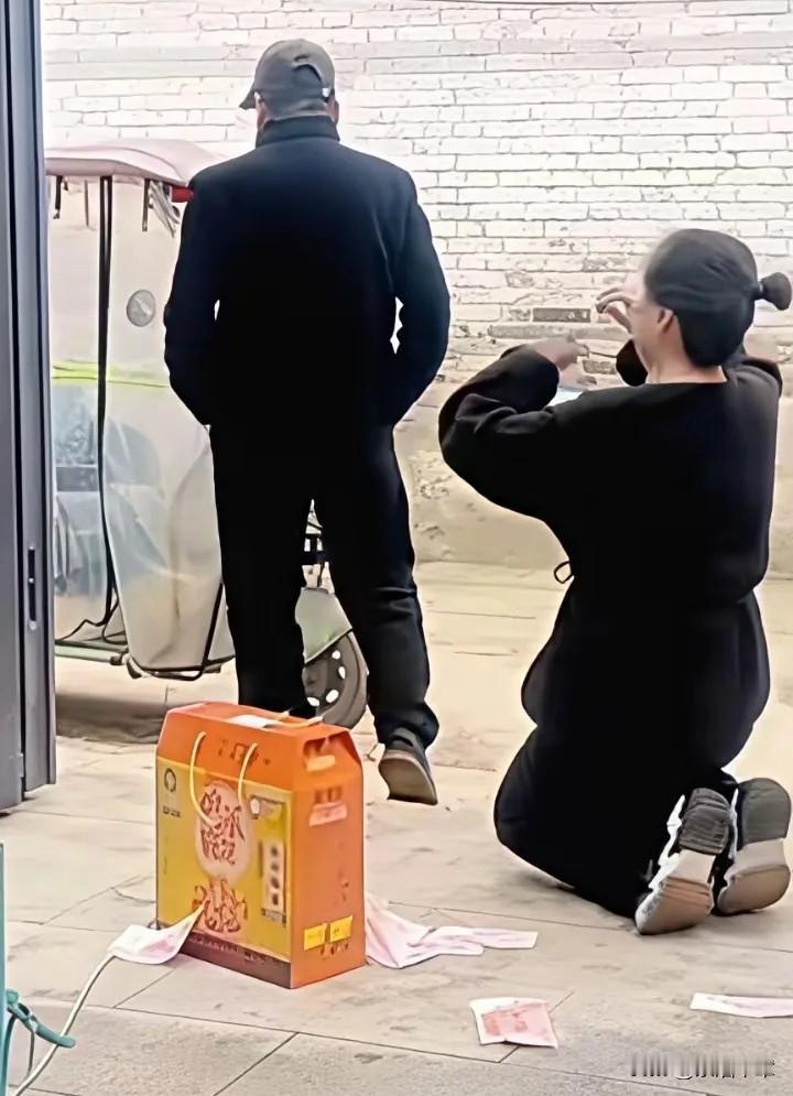 十年了
这是他第一次踏进女儿的家门
没想到，竟是在外孙女的病床前
当年那一幕，谁