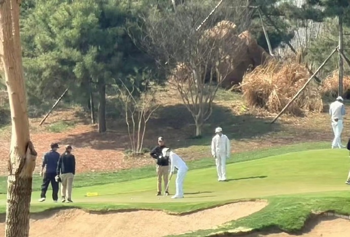 偶遇张杰王源一起打高尔夫 有网友偶遇张杰王源一起打高尔夫，期待一个合作！ 