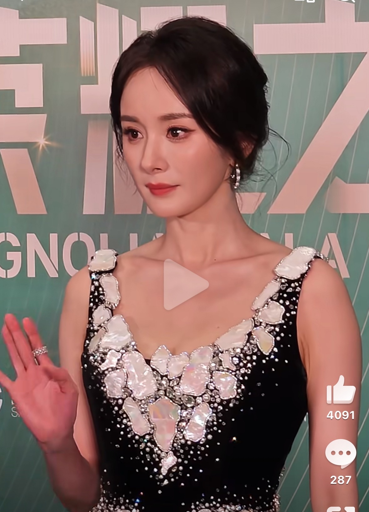 杨幂白玉兰红唇黑长直杨幂白玉兰提名晚宴妆造太绝了谁看了这张脸会不心动呢！！！