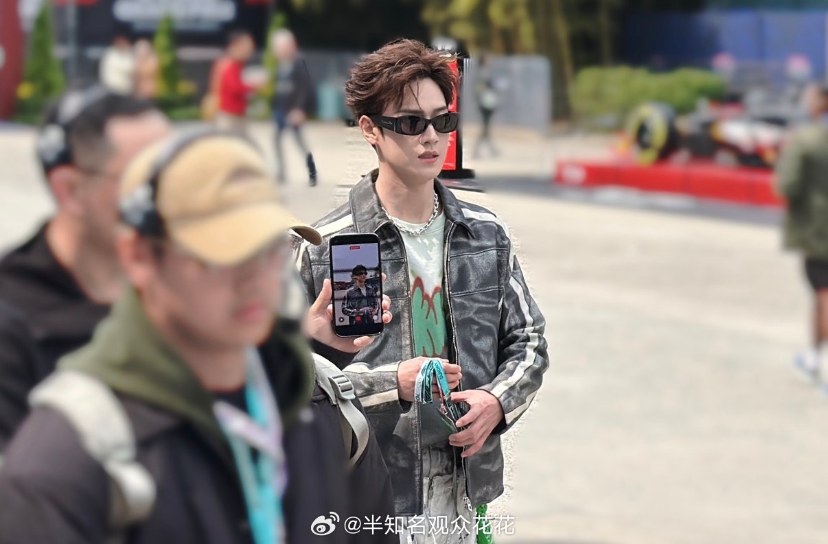 李昀锐F1赛车服造型李昀锐现身上海F1 这都帅成啥了 