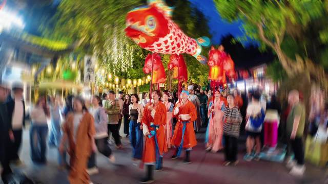 #武侯祠把非遗市集玩成了三国副本##山河锦绣 妙集同庆##潮玩武侯 锦南妙集#
月满锦南，雅集启序，