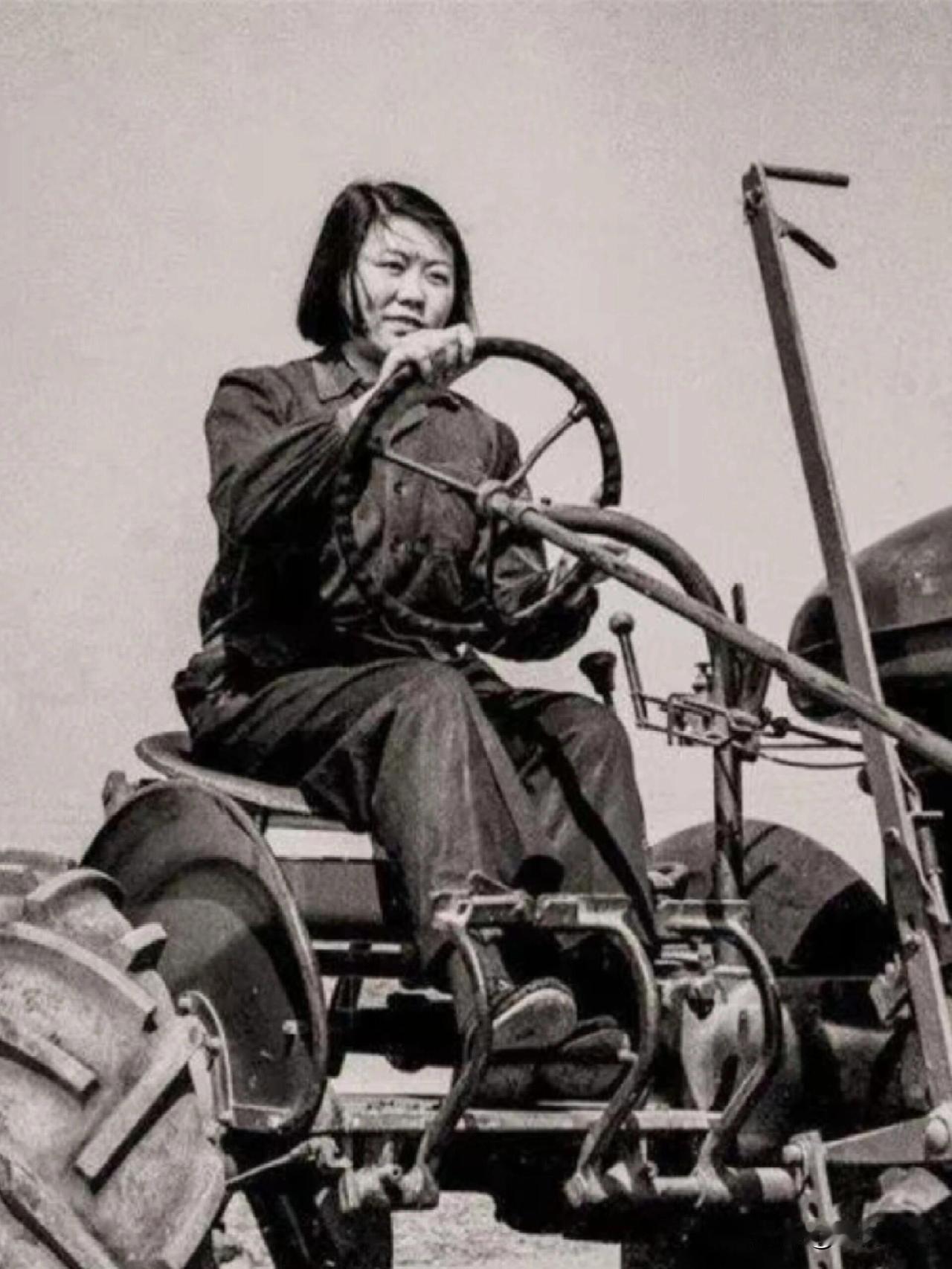 新中国第一位女火车司机也太飒了😭

上世纪50年代，
都说“火车司机只能是男人