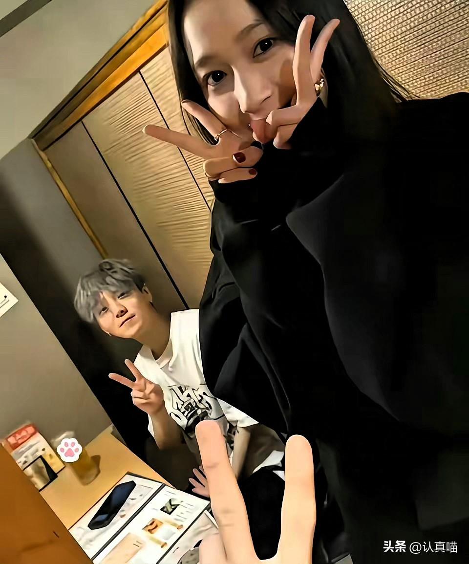 鹿晗关晓彤分手真相终于藏不住了，没有狗血剧情，全是成年人最无奈的现实。

两人在