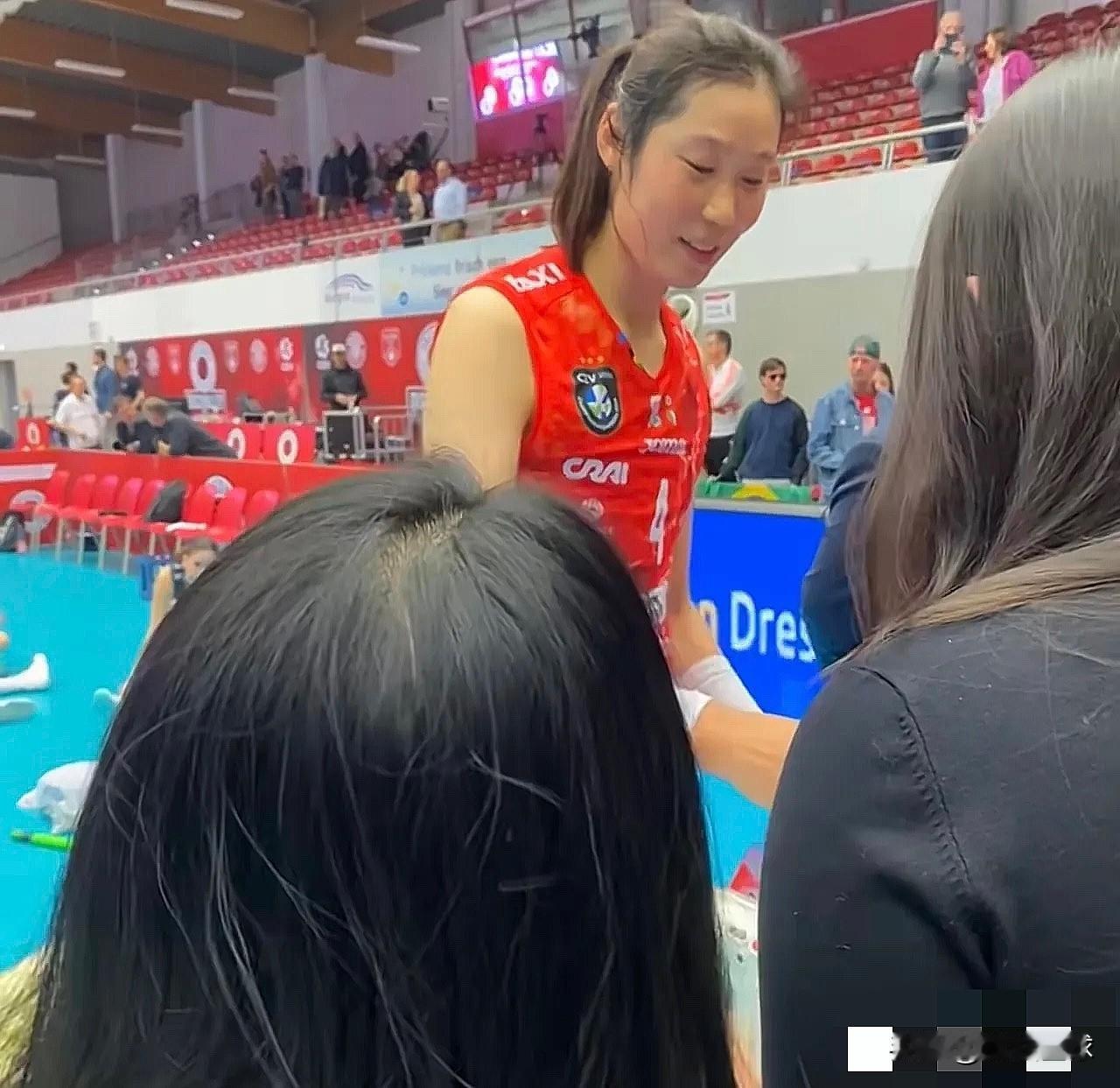 朱婷这个做法：我每次都想点赞👍

每次比赛完，朱婷总是不会忘记和球迷互动，给球