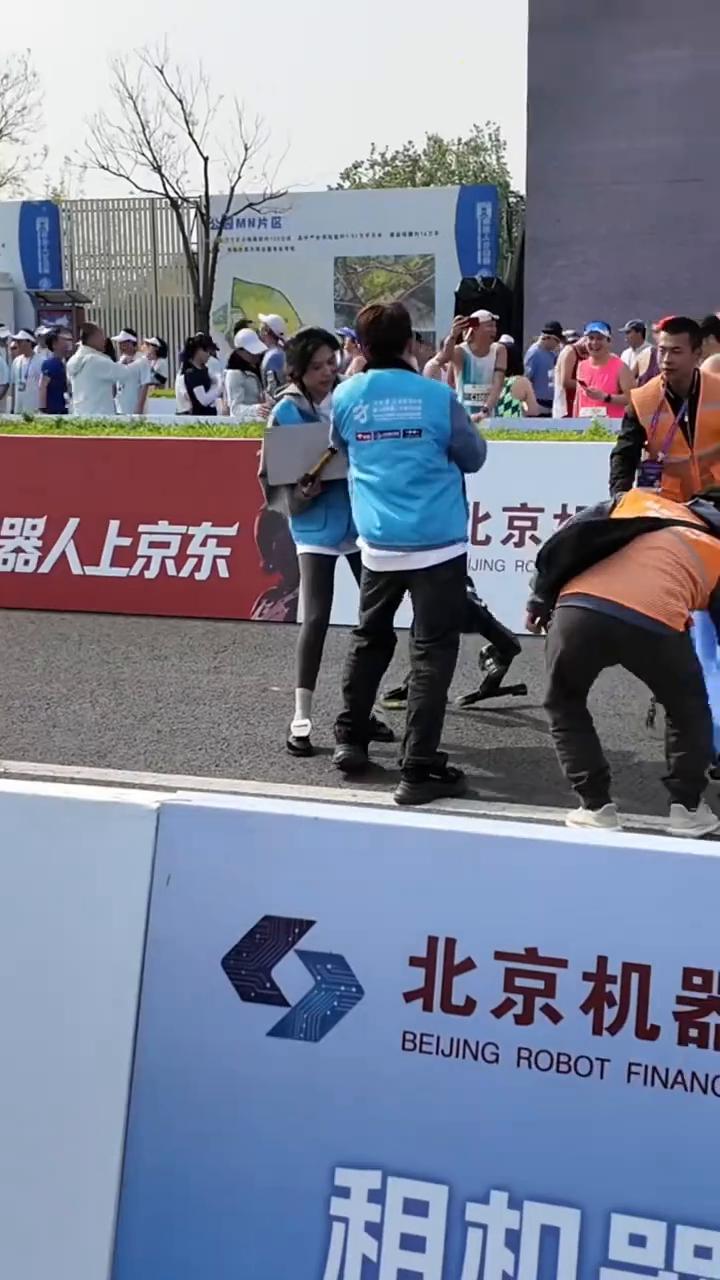 宇树H1机器人。
前一秒冲线牛哄哄，下一秒倒地栽跟头，拒绝担架，可以自己走。再来