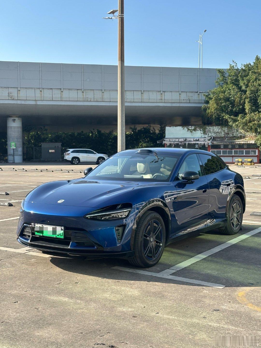 两台一起拿下啦 这台是今年9月上牌 2500公里 yu7标准版 也是原版原漆 0