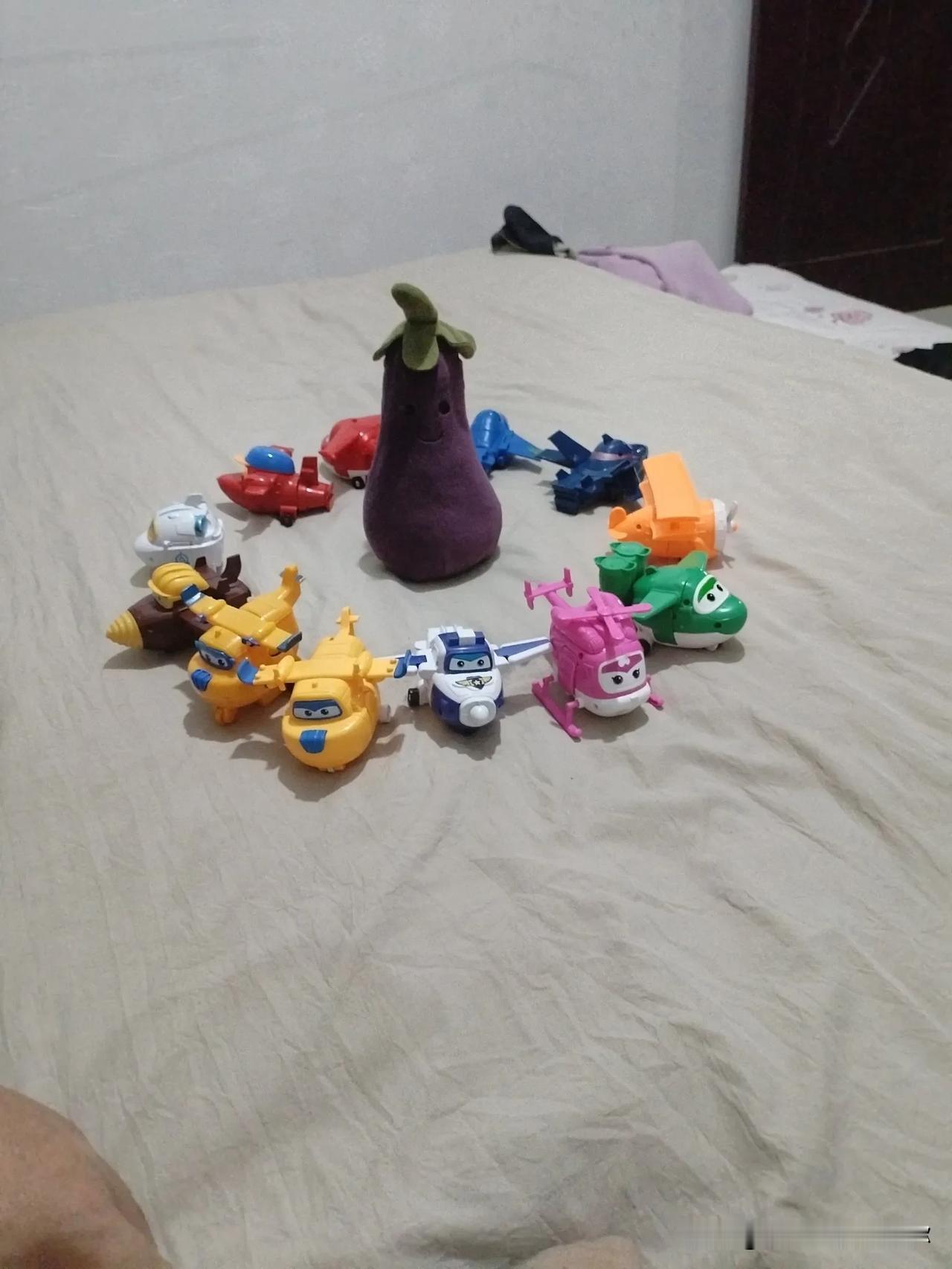 上联：浅浅深深河中水，有请下联虚虚实实画中人。