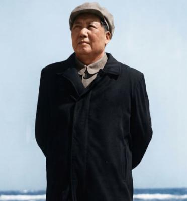 为人民服务”，是毛泽东一生最鲜明的精神标识，也是中国共产党人的根本宗旨。
 
1