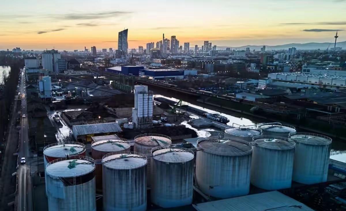 ​全世界为俄罗斯的行动已经感到震惊了，俄罗斯已经单方面的限制了汽油的输出，这时候