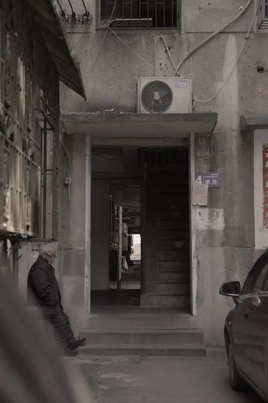 理论扩充丨老旧小区要不要改造? 今年，改善各地老旧小区是一项重要工作。尽管这项工