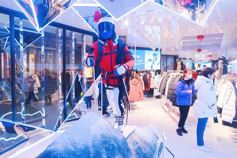 羽绒服市场风云变幻，不再只是“波司登”的天下啦。2025年，行业经历巨大变化，从