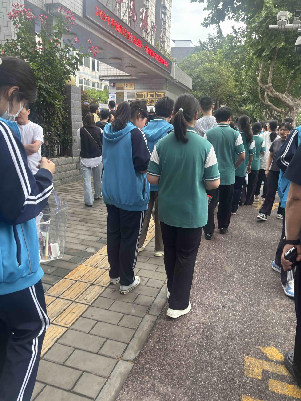 28年的同学情在高考期间延续，我和荣相识于1998年的九月，我们共同在财校学习三