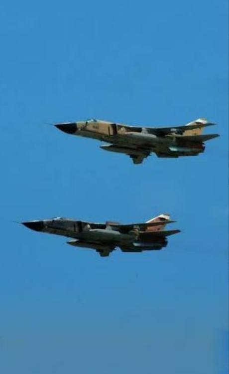 这哪是打仗啊，这是拿命换威慑力，伊朗空军2架苏24战斗轰炸机，对卡塔尔美军基地发