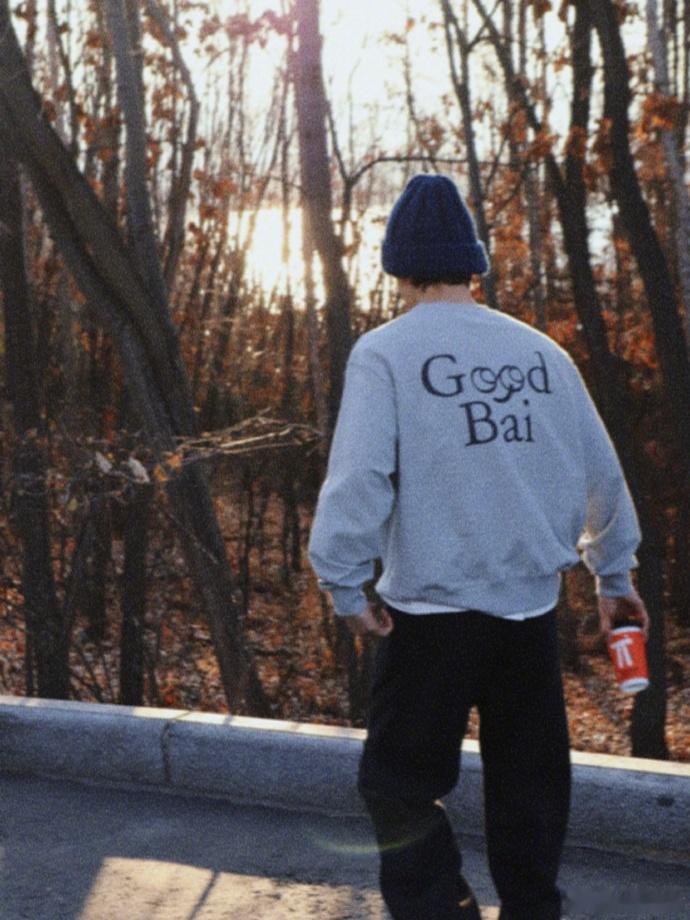 #白敬亭初秋随拍九宫格##白敬亭灰色卫衣随拍# 白敬亭的九宫格影像，记录了初秋的