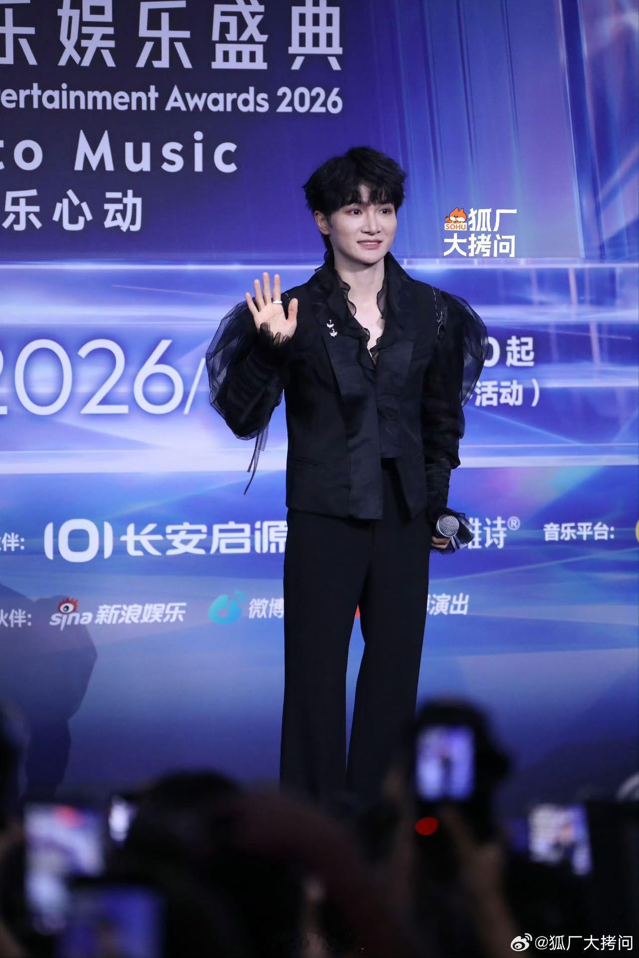 周深穿未完成作品走红毯周深红毯造型好有设计感啊！未完成主题设计好有深意，十分期待