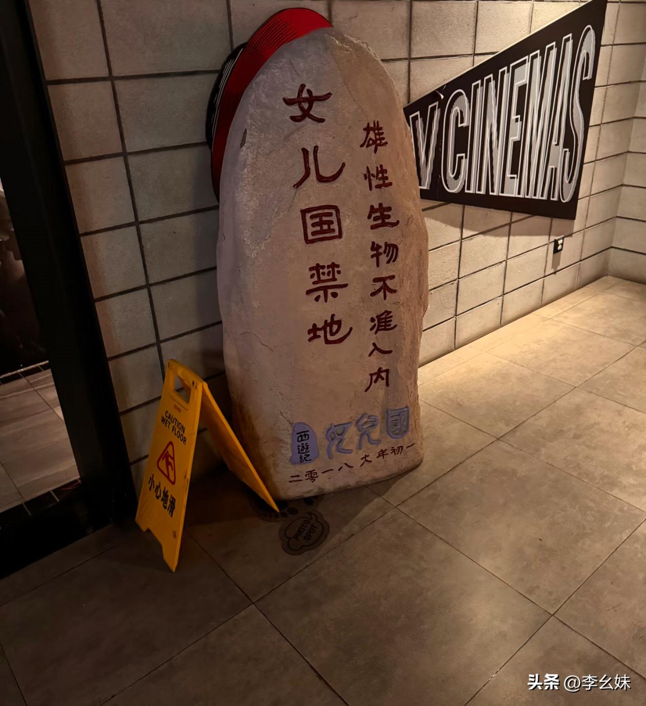 这个女厕所设计创意不错，你们觉得呢？