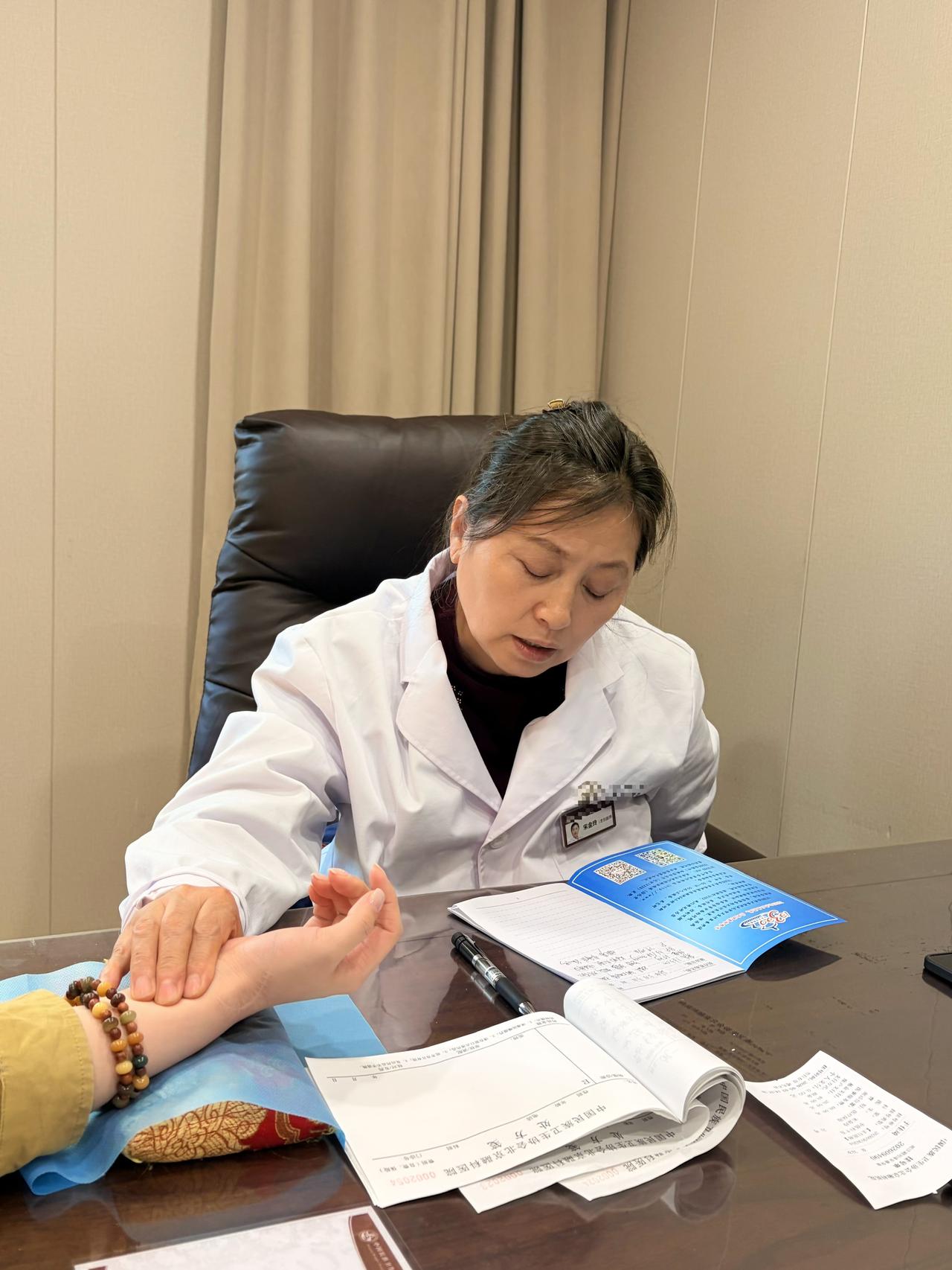 【萎缩性胃炎是好转还是加重？盯住这2点】

1️⃣ 看舌苔：厚腻发黄→变薄白，暗