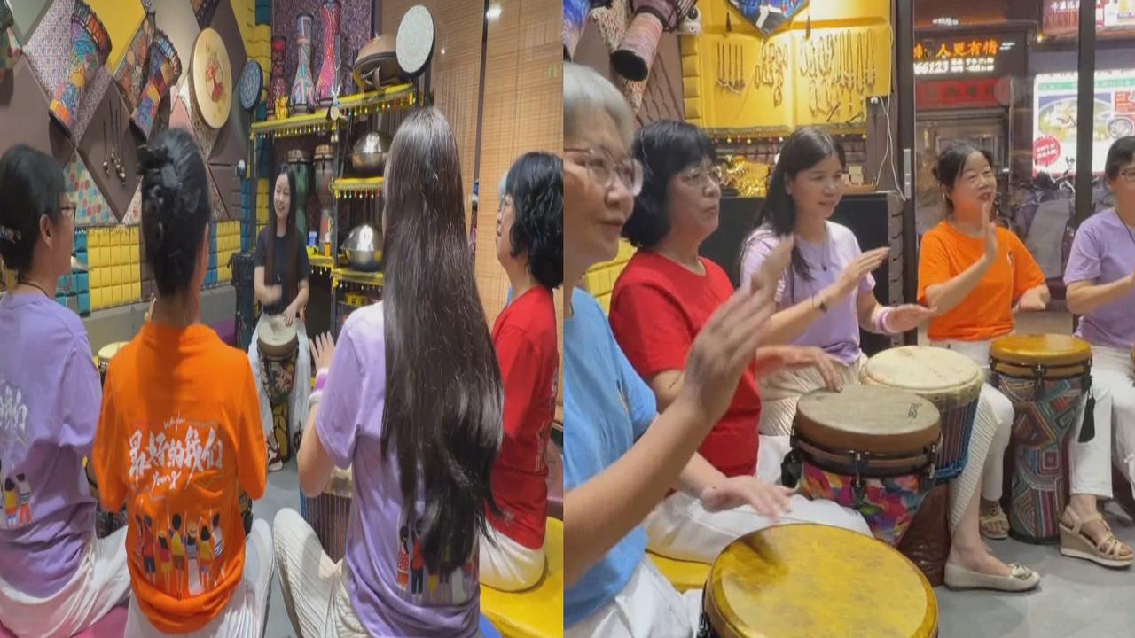 放松心情享受音乐！老年群体学习非洲鼓，鼓点声中奏响快乐晚年