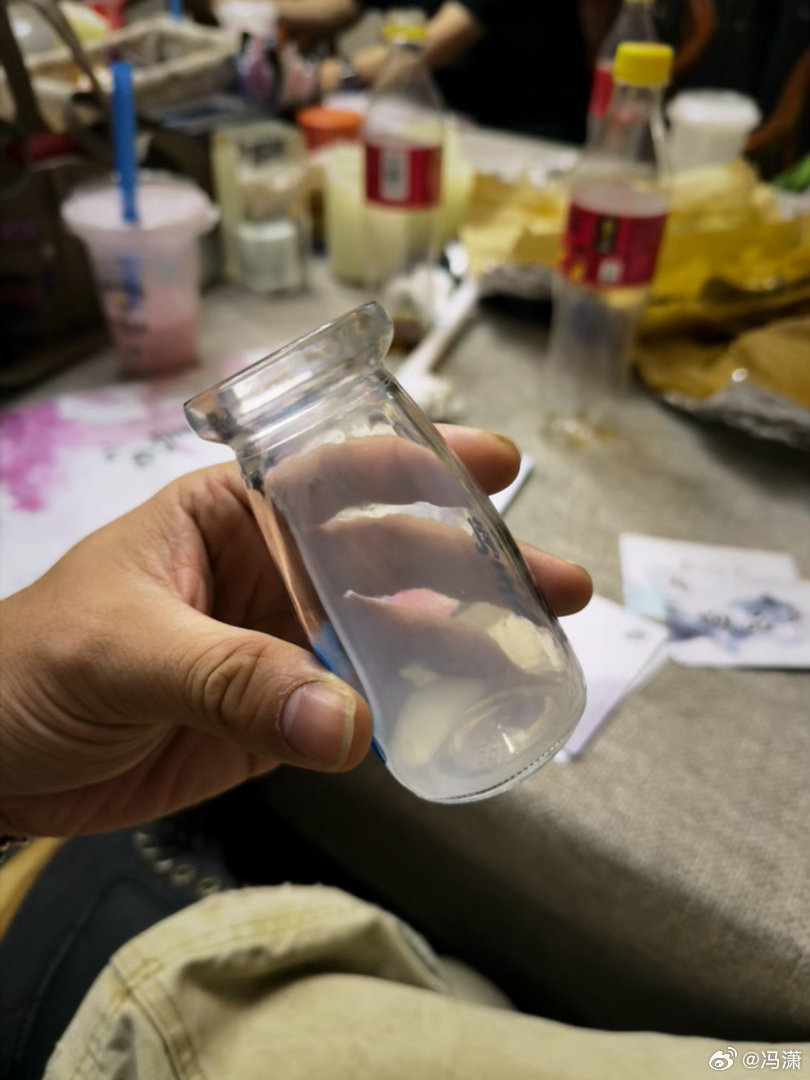 现在用这么大的瓶子喝奶，总觉得怪怪的 