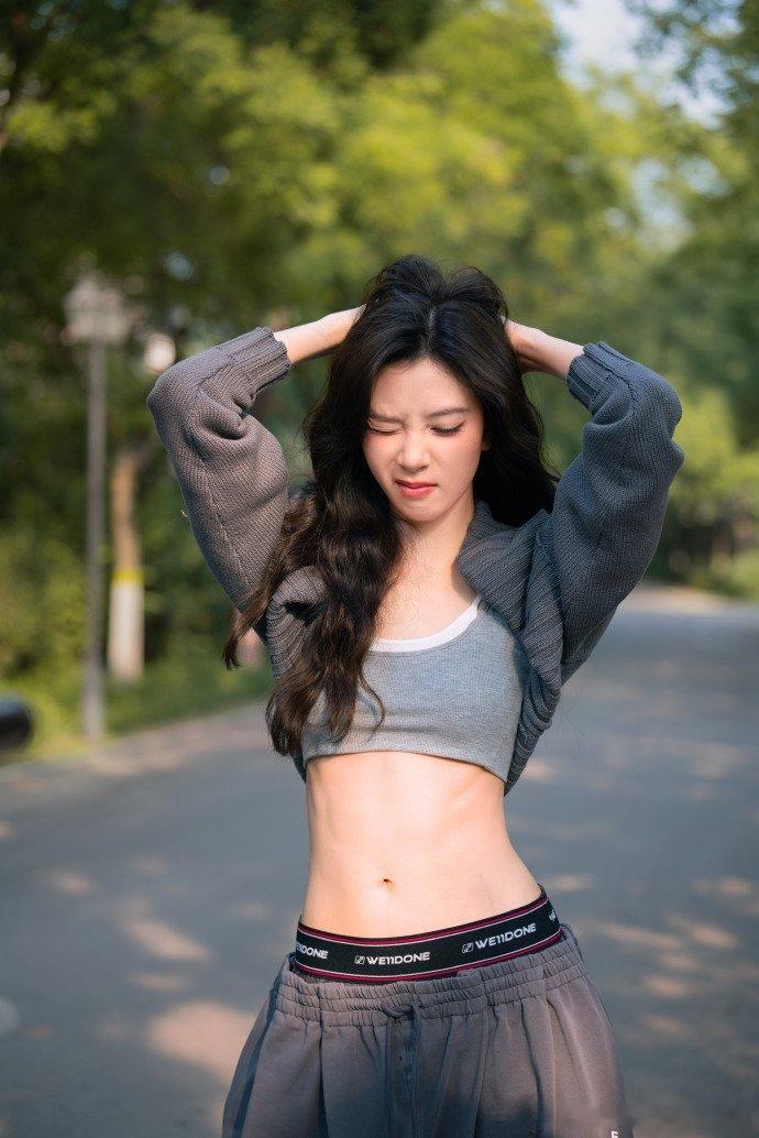 宋妍霏请美到踢我一脚 被宋妍霏的夏日甜酷穿搭狠狠惊艳！运动活力碰撞潮流个格调，舒