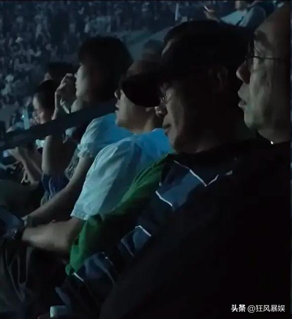 陈奕迅，够笑一天了！

3月30日，单依纯在深圳的演唱会上，令人没想到的是，出现