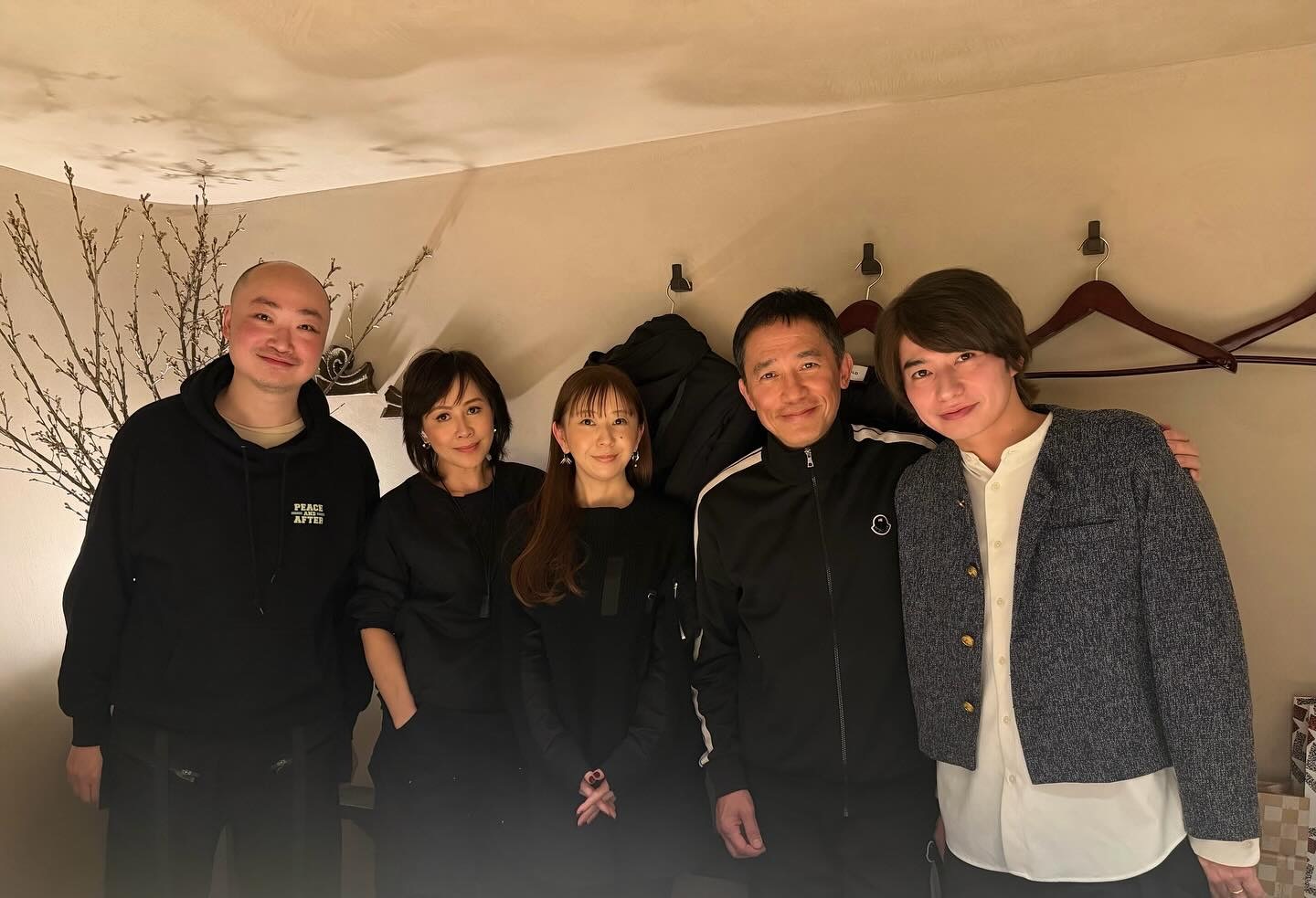 刘嘉玲分享与友人聚会照 