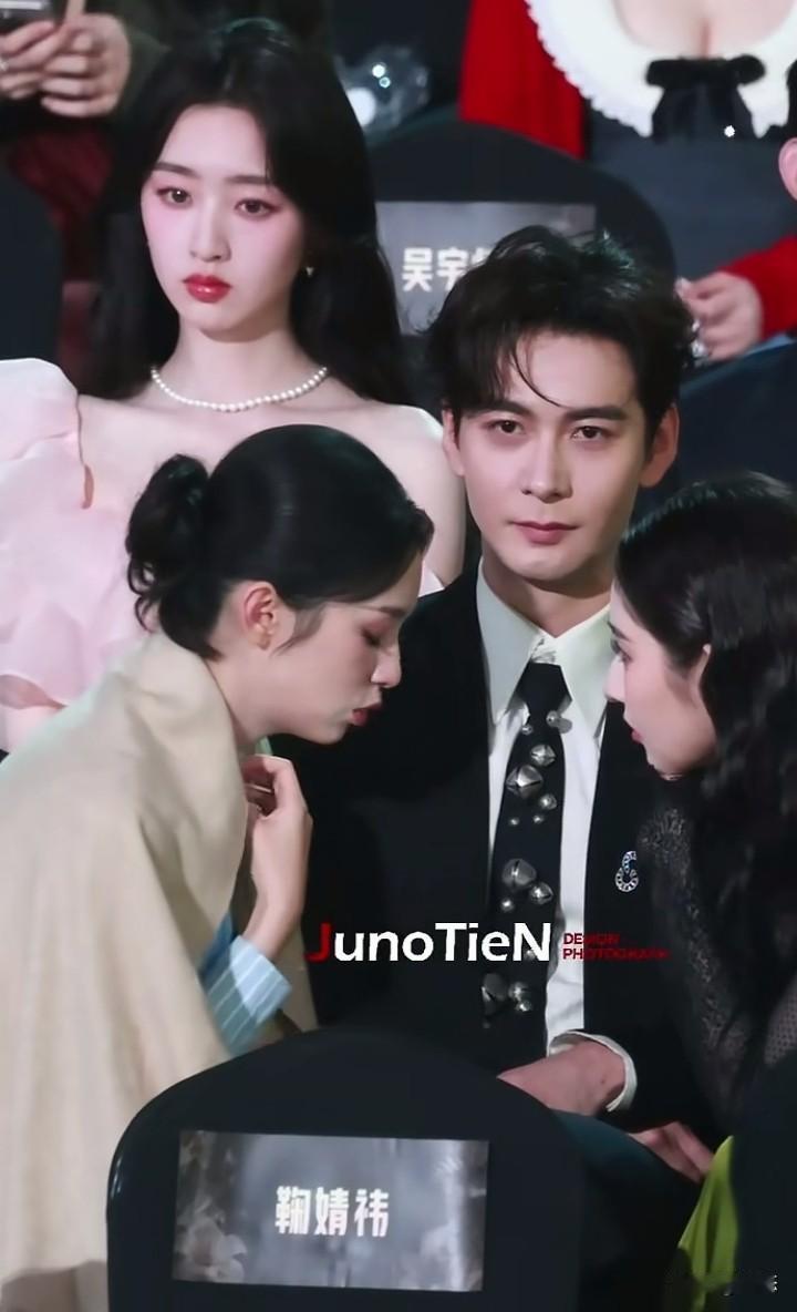 周也和王玉雯隔着一个人在聊天，看视频男艺人只说了几句话，不知道说了什么。

这样