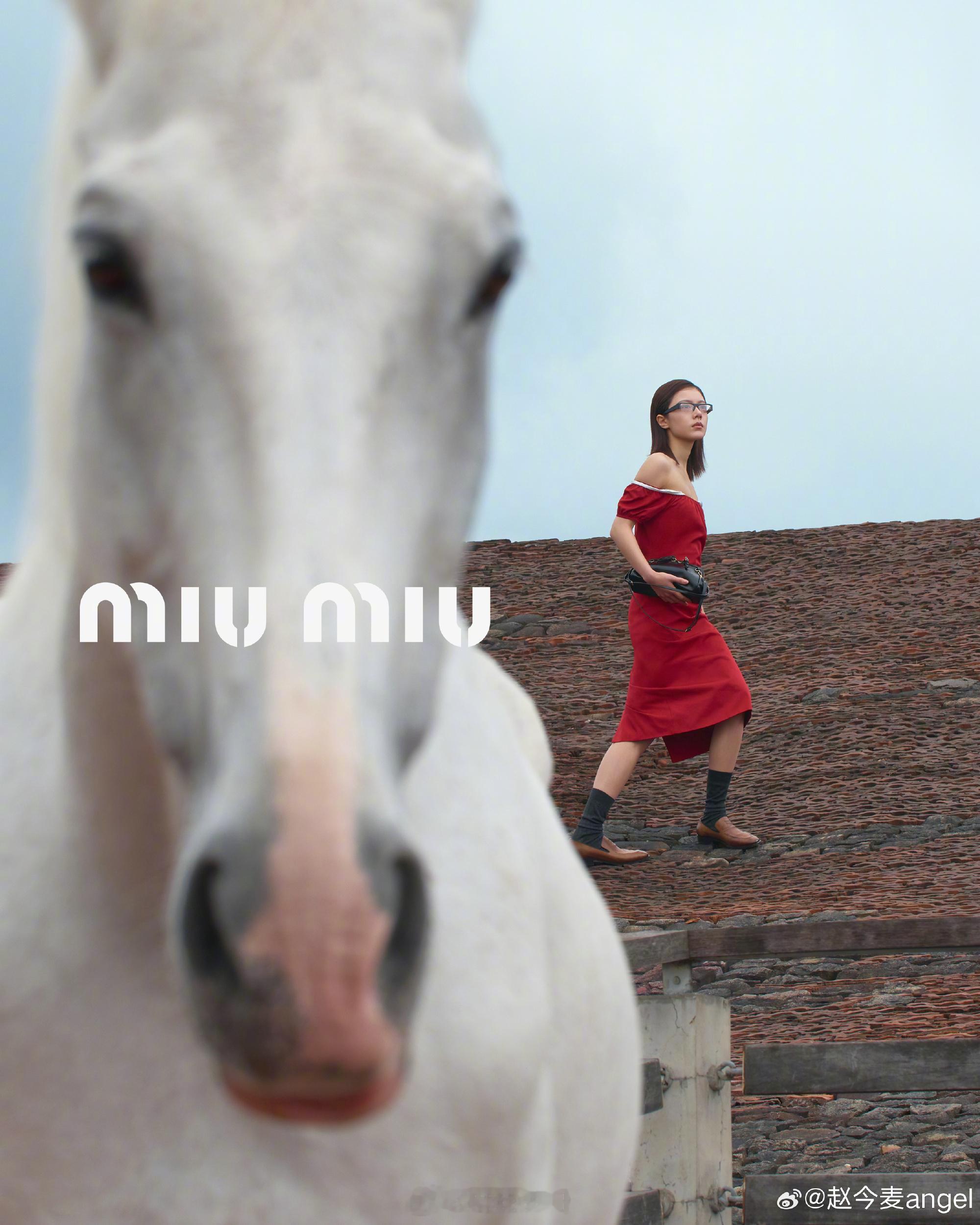 赵今麦自己发了和miumiu的合作大片像高中毕业的人开始憧憬起了成年人的世界 