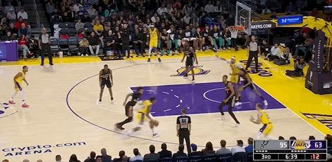 肯纳德投进第一个三分暂停，湖人66-95马刺，落后29分。马刺vs湖人