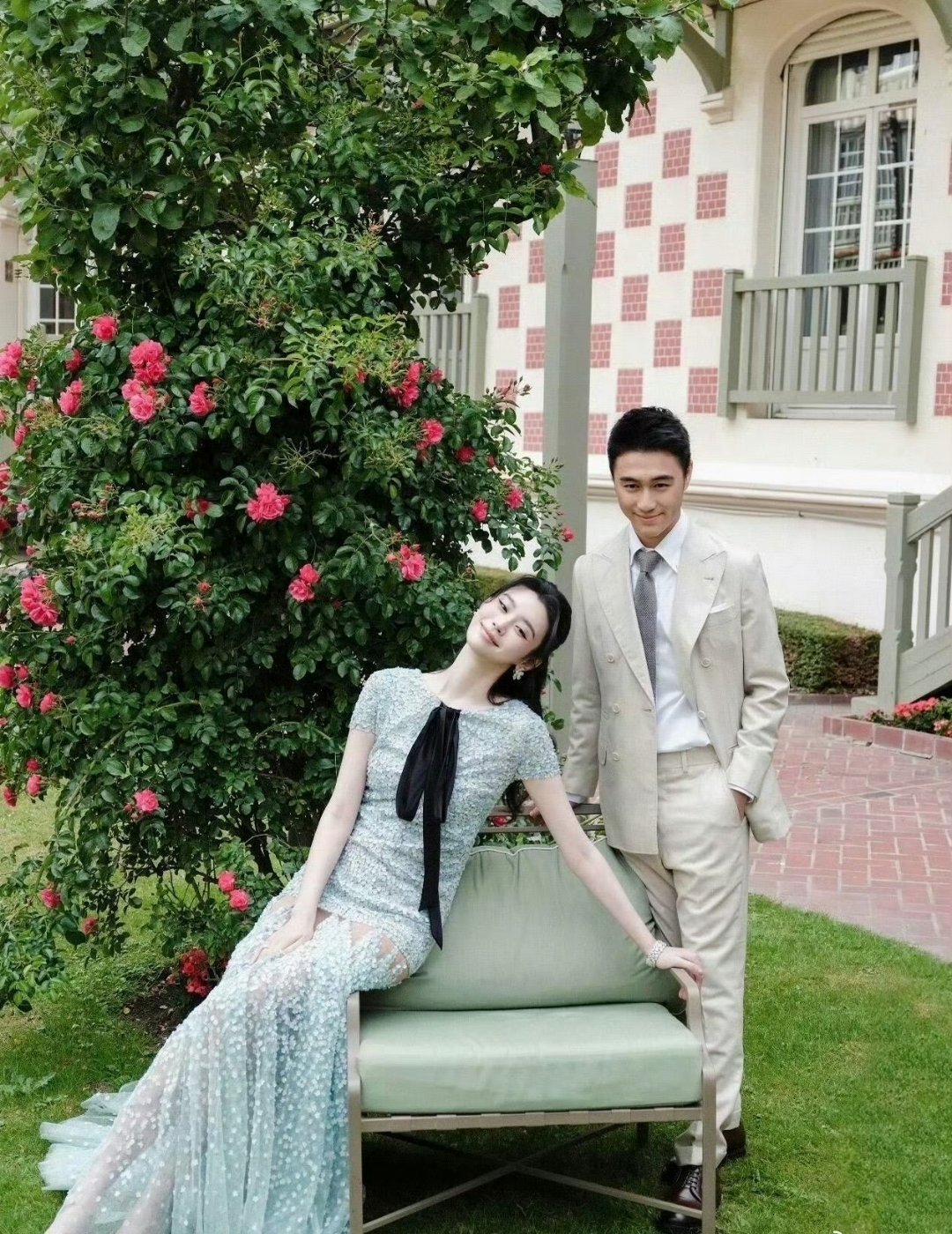奚梦瑶婚礼一场婚礼，两种视角。奚梦瑶与何猷君的法国婚礼，既是外界眼中备受关注的豪