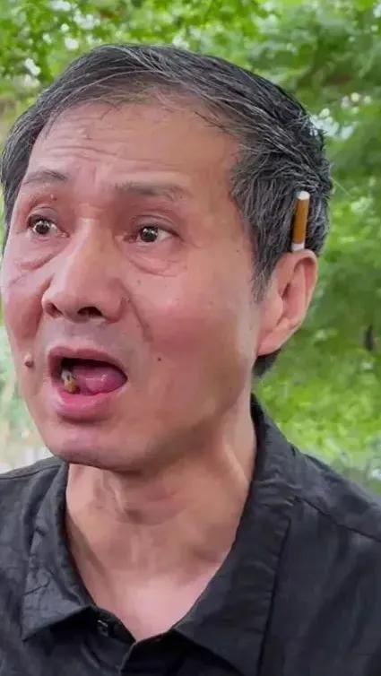 怎么啦[捂脸]满口缺牙就是预兆。上海爷叔人气爆！爷叔走红有啥道？我想了又想瞄了又